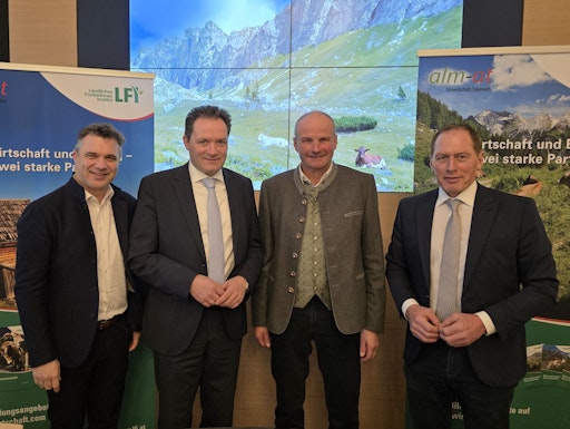  Der Vorsitzende der ARGE für Bergbauernfragen, LK
Salzburg-Präsident Rupert Quehenberger, Landwirtschaftsminister
Norbert Totschnig, der Obmann der Almwirtschaft Österreich, Josef
Obweger, und Landwirtschaftskammer Österreich-Präsident Josef
Moosbrugger, bei der Hauptversammlung der Almwirtschaft Österreich
am vergangenen Freitag in Wien.