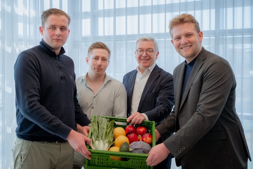 Die afreshed-Gründer Lukas Forsthuber, Maximilian Welzenbach und
Bernhard Bocksrucker mit Generaldirektor Michael Höllerer,
Raiffeisen NÖ-Wien
