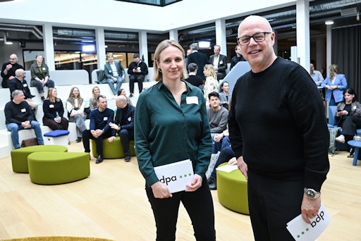 Die Deutsche Presse-Agentur startet das Programm "dpa Creator x
News, supported by Google" zur Zusammenarbeit von Redaktionen und
digitalen News-Creator. Im Bild: Teresa Dapp (Geschäftsführerin
dpa-infocom) und Sven Gösmann (Chefredakteur der dpa). // Weiterer
Text über ots und www.presseportal.de/nr/8218 / Die Verwendung
dieses Bildes für redaktionelle Zwecke ist unter Beachtung aller
mitgeteilten Nutzungsbedingungen zulässig und dann auch honorarfrei.
Veröffentlichung ausschließlich mit Bildrechte-Hinweis.