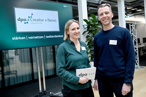 Vorschau Bild von Die Deutsche Presse-Agentur startet das Programm "dpa Creator x
News, supported by Google" zur Zusammenarbeit von Redaktionen und
digitalen News-Creator. Im Bild: Teresa Dapp (Geschäftsführerin
dpa-infocom) und Gerrit Rabenstein (Head of News Partnerships,
Central Europe bei Google). // Weiterer Text über ots und
www.presseportal.de/nr/8218 / Die Verwendung dieses Bildes für
redaktionelle Zwecke ist unter Beachtung aller mitgeteilten
Nutzungsbedingungen zulässig und dann auch honorarfrei.
Veröffentlichung ausschließlich mit Bildrechte-Hinweis.