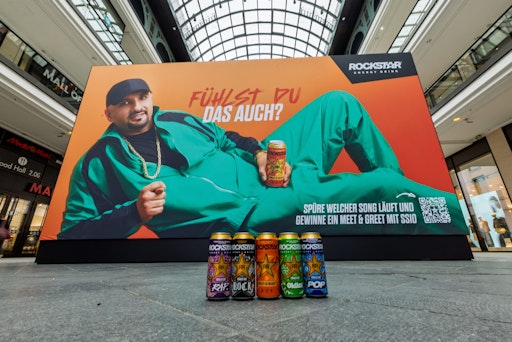  Rockstar Energy hat am 20. und 21. März 2026 in Berlin eine
einzigartige Out-of-Home-Installation ins Leben gerufen: das erste
Plakat, das man fühlen kann. Durch den Einsatz von einer besonderen
Technologie, die Musik spürbar macht, hat Rockstar Energy ein
Erlebnis geschaffen, das es so noch nie gegeben hat. Mit Rapper SSIO
inszenierte die Marke das Billboard. Die Message dahinter:
#FÜHLSKOMPLETT. // Weiterer Text über ots und
www.presseportal.de/nr/58045 / Die Verwendung dieses Bildes für
redaktionelle Zwecke ist unter Beachtung aller mitgeteilten
Nutzungsbedingungen zulässig und dann auch honorarfrei.
Veröffentlichung ausschließlich mit Bildrechte-Hinweis.