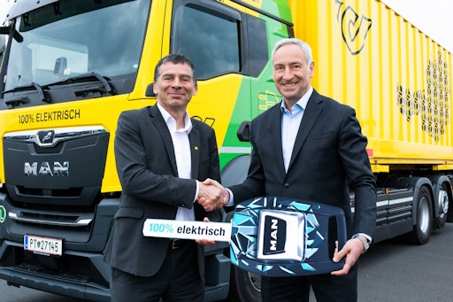  (v.l.): Peter Umundum, Generaldirektor-Stellvertreter, Vorstand
für Paket & Logistik, Österreichische Post AG, mit Rudi Kuchta,
Geschäftsführer, MAN Truck & Bus Vertrieb Österreich GesmbH, bei der
offiziellen Schlüsselübergabe für den neuesten E-LKW der
Österreichischen Post
