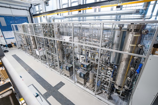Vorschau Bild von Am Lehrstuhl für Verfahrenstechnik des industriellen
Umweltschutzes wurde eine europaweit einzigartige Forschungsanlage
in Betrieb genommen, mit der verschiedene Prozesswege zur
Herstellung von Sustainable Aviation Fuels (SAF) erforscht und
weiterentwickelt werdenFoto: © MUL/Tauderer