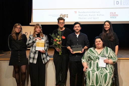 Gruppenfoto im Anschluss an die Verkündung des
Gewinner*innenfilmes.