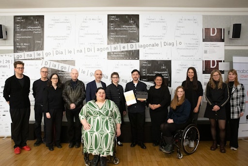 Vorschau Bild von Gruppenfoto von allen Beteiligten: Mabacher Leitungsteam, Jury,
Diagonale-Festivalleitung, Vertreter*innen der Förderstellen von
BMWKMS, ÖFI und Filmfonds Wien, Moderation, Keynote-Speakerin und
Preisträger.