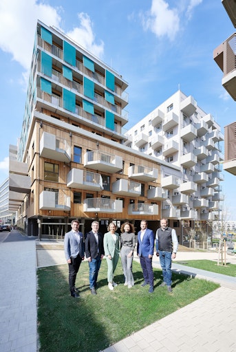 Bei der Übergabe der neuen Mietwohnungen vor dem Holzhybridbau
Bella Vista am 23. März 2026.