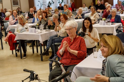 Vorschau Bild von Mit großer Aufmerksamkeit und spürbarer Begeisterung verfolgt das
Publikum die Beiträge des Literatur-Contests.