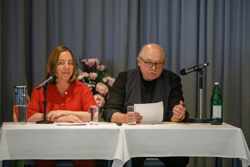 Vorschau Bild von Die Sieger*innentexte wurden von den Schauspieler*innen Susi
Stach und Karl Fischer vorgetragen.