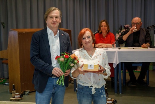 Vorschau Bild von Christian Hennefeind, Geschäftsführer der Häuser zum Leben,
gratulierte den Sieger*innen des Literatur-Contests.