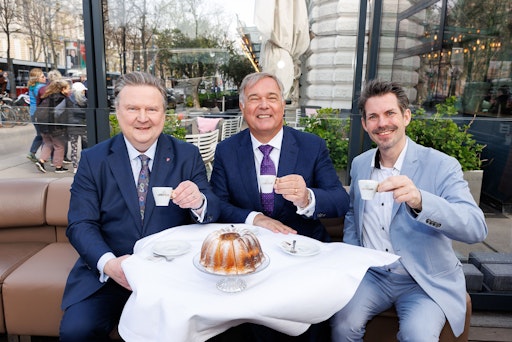 Eröffneten die Schanigarten-Saison: Bürgermeister Michael Ludwig,
Wirtschaftskammer Wien Präsident Walter Ruck und Gastronomie-Obmann
Thomas Peschta (v.l.).