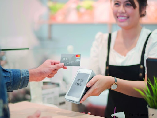 Vorschau Bild von Kontaktlos bezahlen bei einem Terminal von card complete