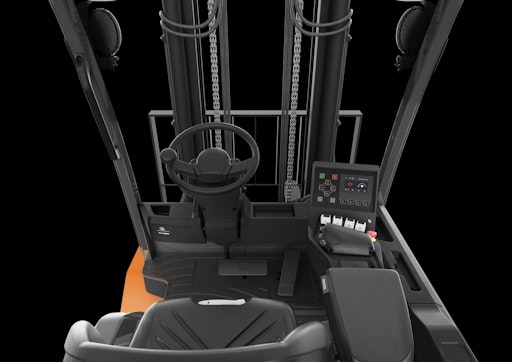 Vorschau Bild von Komfort, Ergonomie und Sicherheit im Fokus: Bei der Entwicklung
der Traigo80-Serie stand der Fahrer im Mittelpunkt. Ein entkoppelter
Fahrerarbeitsplatz reduziert Vibrationen und Geräuschbelastung
spürbar.