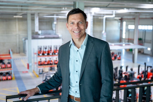 Vorschau Bild von „Leistungsfähig und effizient“ – Mag. Oskar Zettl über den Toyota
Traigo80 und moderne Staplerlösungen.