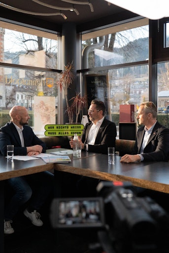 Vorschau Bild von Hannes Royer (Land schafft Leben), Alois Rainer (WKO), Manuel
Hofer (Transgourmet) diskutierten über die Notwendigkeit einer
gesetzlich verpflichtenden Herkunftskennzeichnung