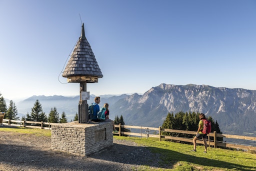 Vorschau Bild von Ein besonderer Höhepunkt ist die neue Etappe über das
Dreiländereck, den höchsten Punkt der Runde auf 1.508 Metern, wo
sich mit Blick auf den Dobratsch und die Julischen Alpen die
grenzüberschreitende Lage des Alpe-Adria-Raums besonders
eindrucksvoll zeigt.