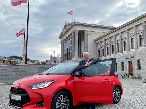 Gerhard Lustig vor dem Parlament