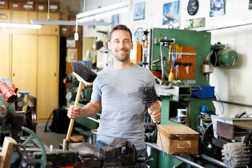 : Bei einem Rundgang durch die letzte Wiener Bürstenmanufaktur
Meier Bürsten lernen Besucher das traditionelle und seltene Handwerk
der Bürstenmacher kennen © Florian Wieser