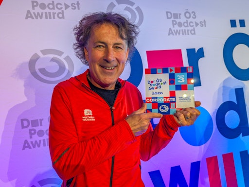 Podcast-Host Christian Hlade durfte die Trophäe für den
Weltweitwandern-Podcast in Empfang nehmen. ©Weltweitwandern