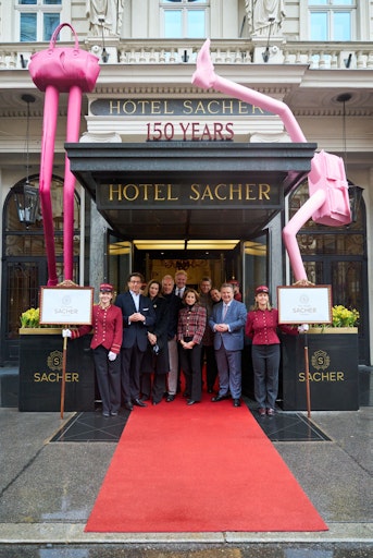 Hotel Sacher Wien feiert 150. Geburtstag - mit Skulpturen von Erwin Wurm