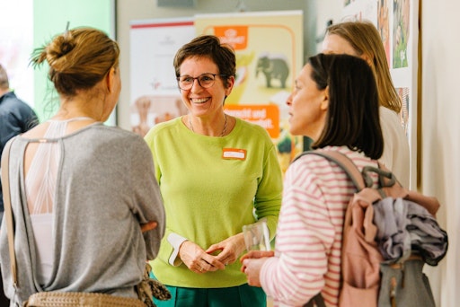 Mag.ª Claudia Ertl-Huemer, Geschäftsfeldleitung Education
Catering bei GOURMET und ihr Team informieren vor Ort in Gesprächen
über Hintergründe, Qualitätskriterien und den pädagogischen Anspruch
der täglichen Verpflegung. © GOURMET. Abdruck honorarfrei, bitte nur
im Kontext der Presseinformation.