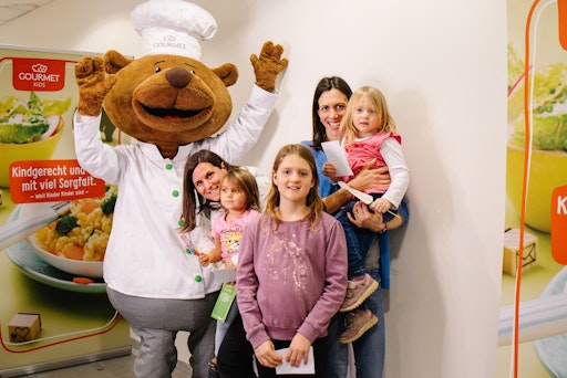Vorschau Bild von Das GOURMET Kids Maskottchen, der Bär Gourmelino, war eines der
Highlights am Tag der offenen Tür. © GOURMET. Abdruck honorarfrei,
bitte nur im Kontext der Presseinformation.