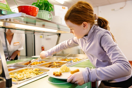 Vorschau Bild von Der kindgerechten Buffetwagen mit Speisen von GOURMET Kids. ©
GOURMET. Abdruck honorarfrei, bitte nur im Kontext der
Presseinformation.