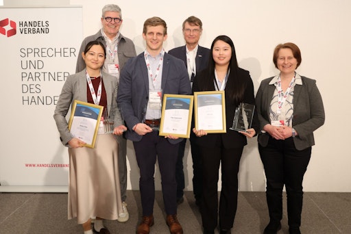 Elisa Zhu (FH St. Pölten), Huihua Chen und Peter Eigenschink
(beide WU Wien) wurden ausgezeichnet. Utho Creusen, Norbert Scheele
und Maria Madlberger überhaben die Preise.