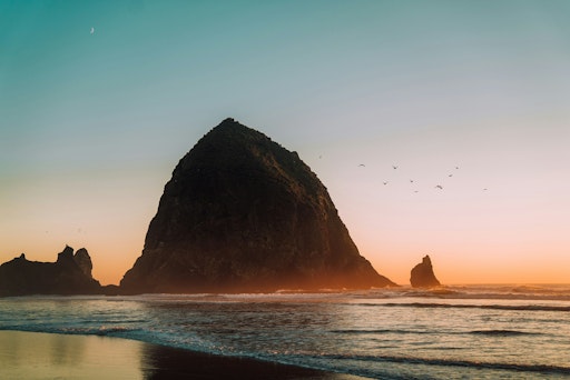 Cannon Beach, Oregon - Wenn die Sonne hinter dem Haystack Rock im
Pazifik versinkt / Die Verwendung dieses Bildes für redaktionelle
Zwecke ist unter Beachtung aller mitgeteilten Nutzungsbedingungen
zulässig und dann auch honorarfrei. Veröffentlichung ausschließlich
mit Bildrechte-Hinweis.