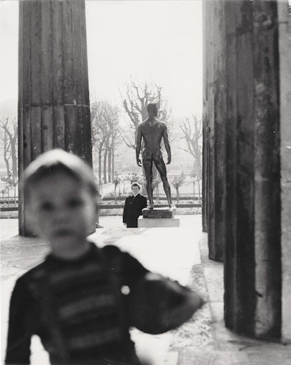 Vorschau Bild von Barbara Pflaum, Spielendes Kind vor dem Theseustempel im
Volksgarten, Wien, um 1960 Silbergelatineabzug © APA-Images /
brandstaetter images / Barbara Pflaum