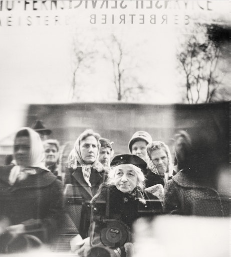 Barbara Pflaum, Passant*innen stehen vor dem Schaufenster eines
Elektrogeschäfts mit Fernseher, Wien, um 1960 Silbergelatineabzug ©
APA-Images / brandstaetter images / Barbara Pflaum