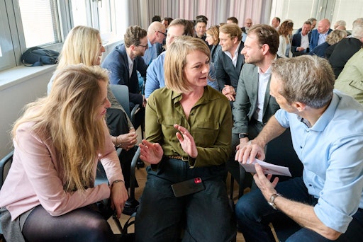 Vorschau Bild von Gruppenbild - KOO.BAU Praxisevent, 24.03.26 Angeregte Diskussion