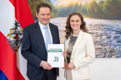 Bauernbund-Jugendsprecherin BR Viktoria Hutter übergibt
Bundesminister Norbert Totschnig das aktuelle Forderungspapier der
Österreichischen Jungbauern im Landwirtschaftsministerium.