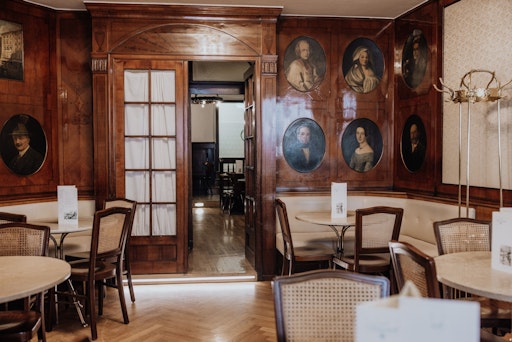 Vorschau Bild von Das gemütliche Ambiente des Café Tomaselli ist bei
Salzburger:innen sowie Besucher:innen der Stadt beliebt. Abdruck
honorarfrei, bitte nur im Kontext der Presseinformation.