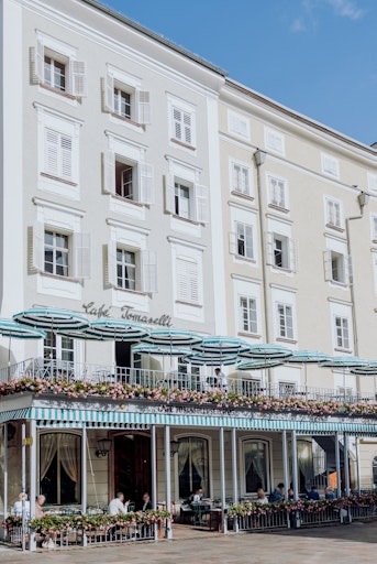Das Café Tomaselli in der Salzburger Altstadt ist ein fester
Bestandteil der Salzburger Kaffeehauskultur. Abdruck honorarfrei,
bitte nur im Kontext der Presseinformation.