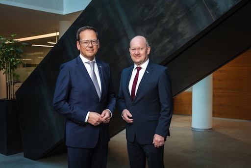 Vorschau Bild von Gesamtvorstand der HYPO Oberösterreich (v. l.): Klaus Kumpfmüller
und Thomas Wolfsgruber