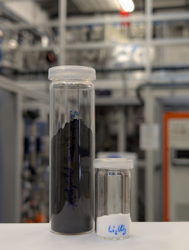 Schwarzmasse aus dem Inneren von Lithium-Ionen Batterien (links)
und das mittels COOL-Verfahren aus Schwarzmasse extrahierte
hochreine Lithiumcarbonat (rechts).