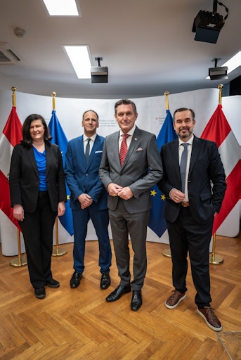 Vorschau Bild von Die APA – Austria Presse Agentur hat als erstes Medienunternehmen
im deutschsprachigen Raum in Kooperation mit der AI Factory Austria
AI:AT ein selbst entwickeltes KI-Modell der BERT-Familie realisiert.
Das im Rahmen des FFG-Forschungsprojekts FAIRmedia umgesetzte Modell
„AustroBERT“ wurde ausschließlich auf Agenturmeldungen der APA
trainiert und dient als Grundlage für die Kategorisierung von
Medientexten.