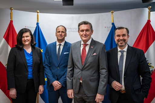 Die APA – Austria Presse Agentur hat als erstes Medienunternehmen
im deutschsprachigen Raum in Kooperation mit der AI Factory Austria
AI:AT ein selbst entwickeltes KI-Modell der BERT-Familie realisiert.
Das im Rahmen des FFG-Forschungsprojekts FAIRmedia umgesetzte Modell
„AustroBERT“ wurde ausschließlich auf Agenturmeldungen der APA
trainiert und dient als Grundlage für die Kategorisierung von
Medientexten.