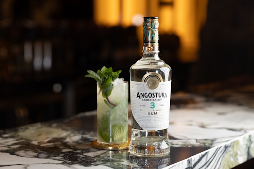 Vorschau Bild von Bis zu drei Jahren reift der Angostura 3 Years Old Superior White
Rum bevor er zweifach gefiltert wird. Trocken, dabei cremig, mit
tropischen Fruchtnoten, Vanille und Kokos. Leichtfüßig mit Struktur
ist er der perfekte Mixing-Rum, der sogar pur überzeugt.