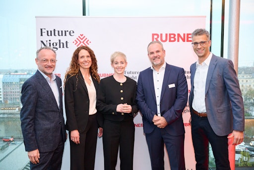 „Wer morgen bauen will, muss Arbeit neu denken“ – so das Fazit
der Future Night 2026. Im Bild die Keynote-Speaker:innen mit
Gastgeber und Moderatorin: Harry Gatterer (Zukunftsinstitut), Teresa
Adler (Moderation), Steffi Burkhart (Generationenforscherin), Gerald
Schönthaler (Rubner Holzbau), Dominik Philipp (Dietrich
Untertrifaller Architekten).