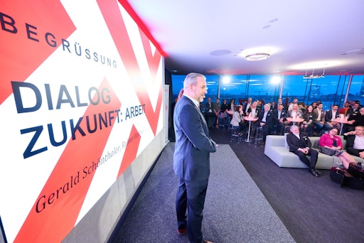 Vorschau Bild von Volles Haus bei der Future Night 2026: Bei einem 360 Grad-Blick
über Wien reflektierten rund 120 hochkarätige Gäste Trends und
Zukunftsthemen der Arbeit in der Baubranche.