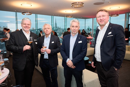 Vorschau Bild von Anton Wanas (Rubner Holzbau GmbH), Dieter Lechner (Fachverband
der Holzindustrie Österreichs), Martin Pober (ÖWG Wohnbau Graz),
Hans Schaffer (ÖWG Wohnbau Graz)