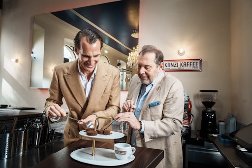 Schwabl und Kanzi beim Kaffeesudlesen