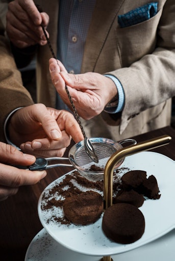 Vorschau Bild von Schwabl und Kanzi beim Kaffeesudlesen