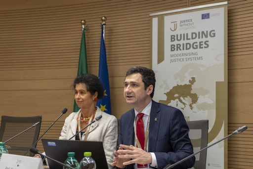 Prof. Brigitta Lurger (Universität Graz), Prof. Karl Stöger
(Universität Wien)