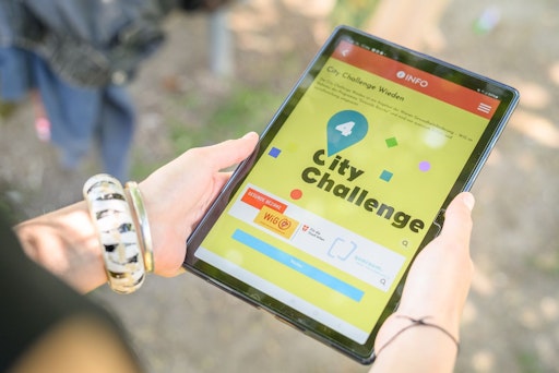 Vorschau Bild von Bei den WiG City Challenge DIY-Touren können die jugendlichen
Teilnehmer*innen mit einer App selbstständig den Bezirk erkunden.