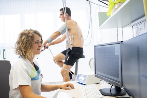 Vorschau Bild von Der Sport-Check ist eine umfassende sportmedizinische und
kardiologische Untersuchung. Wir prüfen die Herzgesundheit,
analysieren die körperliche Leistungsfähigkeit und geben eine
Trainingsempfehlung.