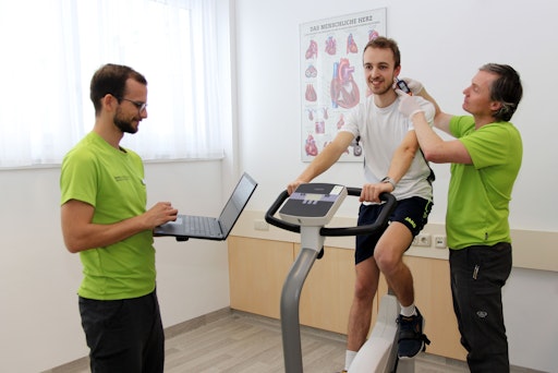 Vorschau Bild von Bestimmung Ihrer Ausdauerleistung durch Messung der
Laktatkonzentration im Blut während einer stufenweise steigenden
Belastung am Laufband oder Fahrrad. Darauf basierend besprechen wir
die Ergebnisse und geben Ihnen eine individuelle
Trainingsempfehlung.