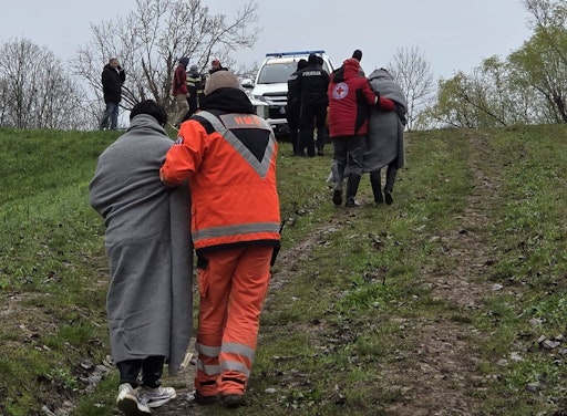 30 Geflüchtete konnten bislang lebend geborgen werden. Acht
Personen mussten aufgrund schwerer Unterkühlung in Krankenhäuser in
Vinkovci, Vukovar und Slavonski Brod eingeliefert werden, während
die übrigen medizinisch erstversorgt wurden.