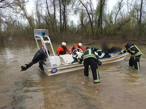 Vorschau Bild von Die Einsatzkräfte wurden um 01:42 Uhr nach Eingang eines Notrufs
alarmiert. An der Rettungsaktion sind rund 120 Einsatzkräfte
beteiligt, darunter Feuerwehr, Polizei, Rettungsdienste, Einheiten
des Zivilschutzes, die Bergrettung sowie das Rote Kreuz. Zum Einsatz
kamen Boote, Drohnen mit Wärmebildkameras, ein Polizeihubschrauber
sowie ein amphibisches Spezialfahrzeug zur Fortbewegung im sumpfigen
Gelände.